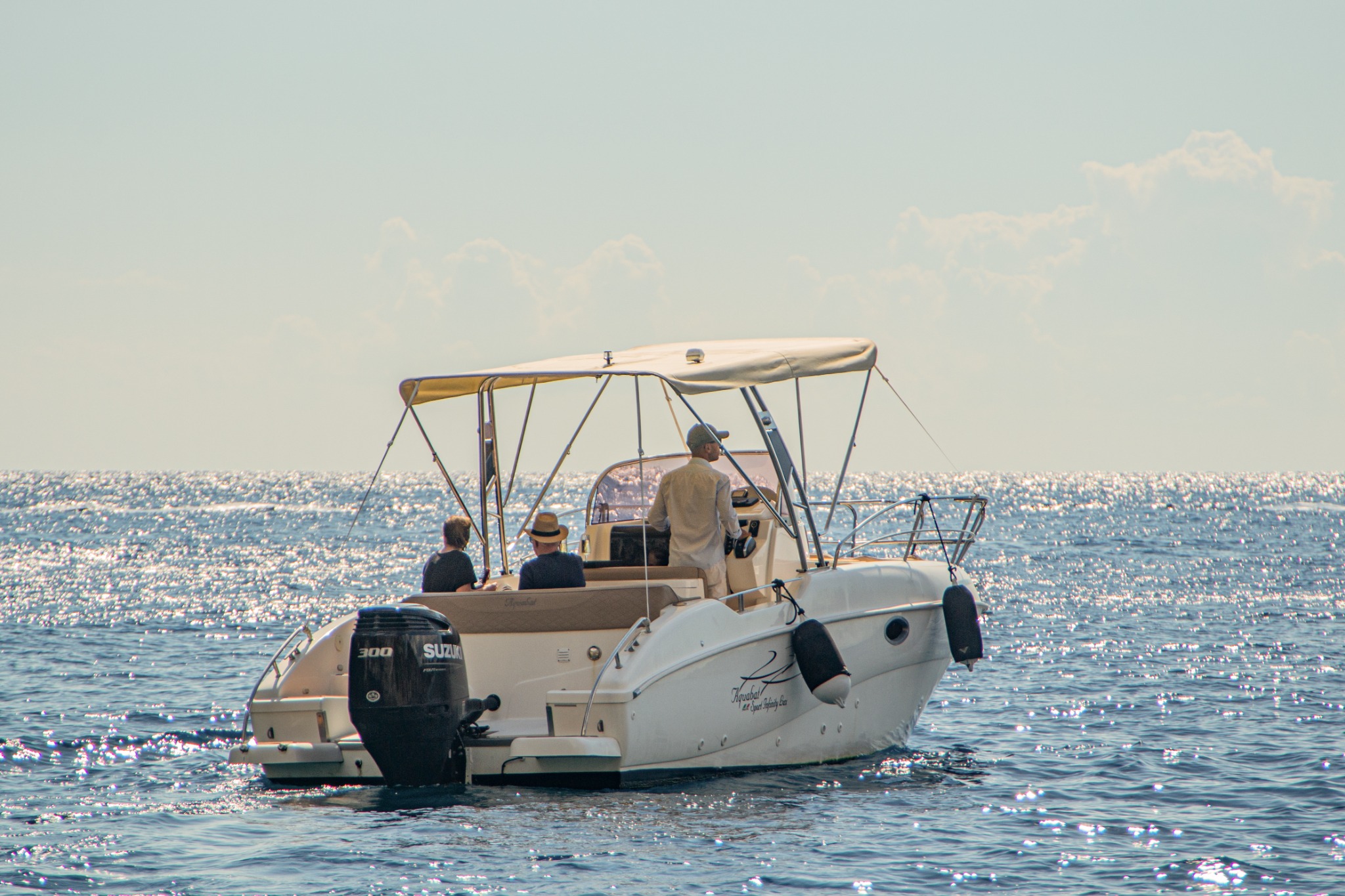 Aquabat 850 Sport Infinity Lux cruising on sunlit water